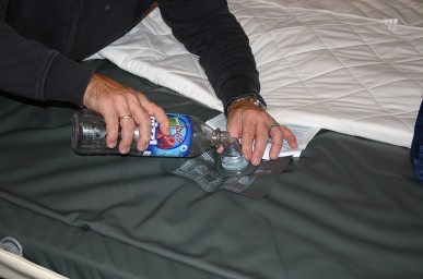 Mit einer Flasche auffüllen