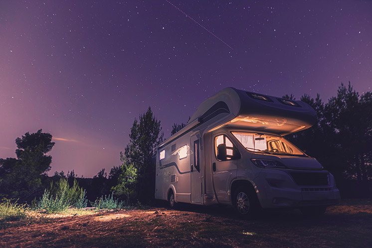 Wohnmobil bei Nacht