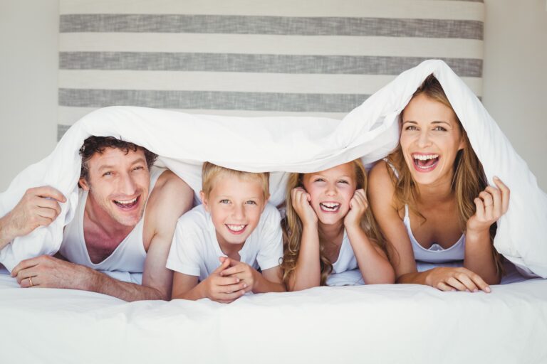 Familie im Bett